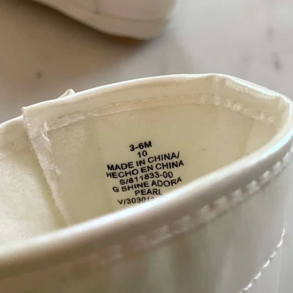 Old Navy Iridescent White Baby Puffer Boots 3-6 Months